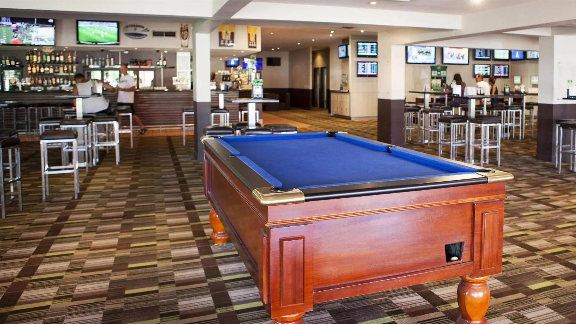Hotel Nightcap At Edge Hill Tavern Cairns