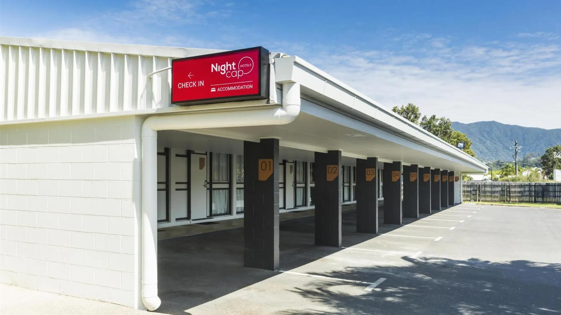 *** Hotel Nightcap At Edge Hill Tavern Cairns Australia